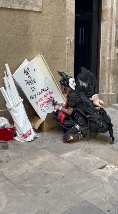 02 – street art in Barcelona: scene from the Art Is Trash video by Francisco de Pájaro