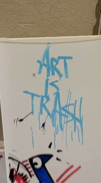 15 años regalando arte en la basura www. es – street art in Barcelona: scene from the Art Is Trash video by Francisco de Pájaro