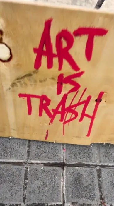 A contracorriente – street art in Barcelona: scene from the Art Is Trash video by Francisco de Pájaro
