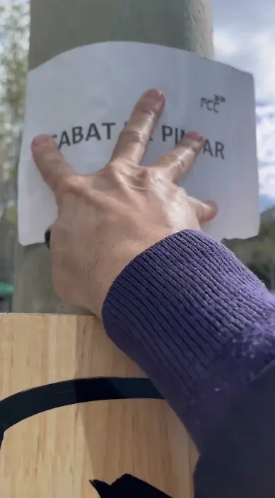 «Freshly painted» sign – urban art Barcelona: Art Is Trash Hand placing a freshly painted sign in Catalan on a newly painted work, Barcelona, Art Is Trash