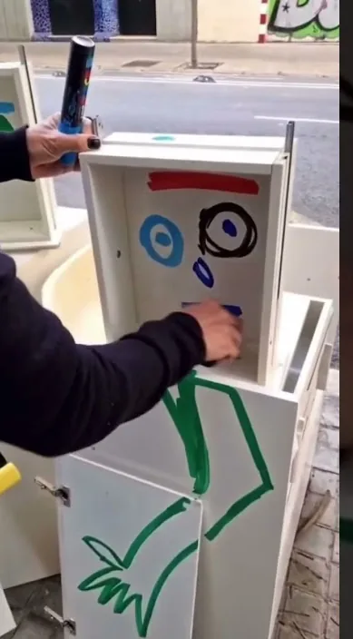 ACCIÓN CON @Vaciamos es – street art: scene from the Art Is Trash video by Francisco de Pájaro