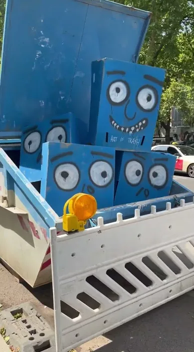 Acción en düsseldorf – street art: scene from the Art Is Trash video by Francisco de Pájaro