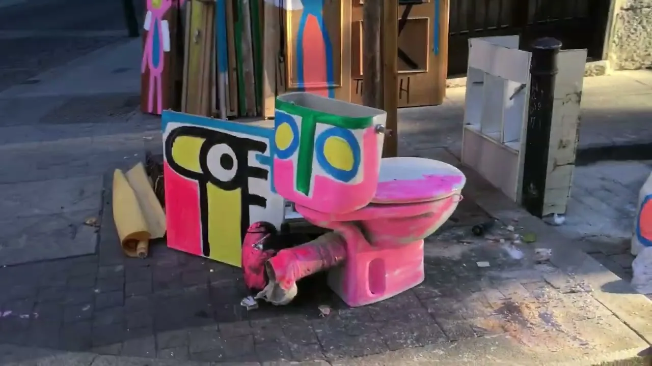 Acción en Madrid – street art: scene from the Art Is Trash video by Francisco de Pájaro