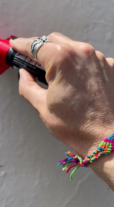 Amor – street art in Barcelona: scene from the Art Is Trash video by Francisco de Pájaro