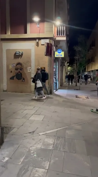 AMOR EN TIEMPOS REVUELTOS. #art #arteurbano #graffiti #streetart #artecallejero Amor en tiempos revueltos – street art in Barcelona: scene from the Art Is Trash video by Francisco de Pájaro