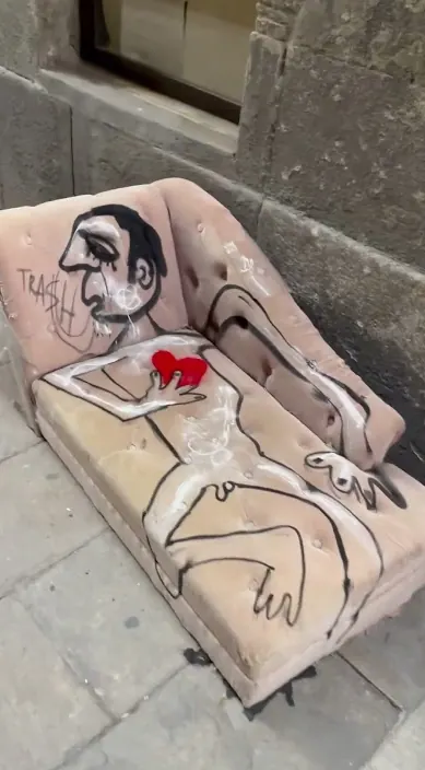 Amor muerto – street art in Barcelona: scene from the Art Is Trash video by Francisco de Pájaro