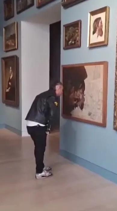 APRENDER PARA DESAPRENDER #franciscodepajaro #art #arteurbano Aprender para desaprender – street art in Barcelona: scene from the Art Is Trash video by Francisco de Pájaro