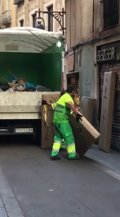 Arte Efímero – street art in Barcelona: scene from the Art Is Trash video by Francisco de Pájaro