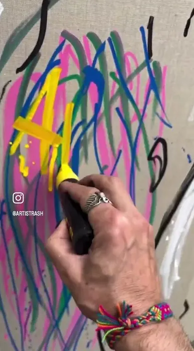 Bajo el sol – street art in Barcelona: scene from the Art Is Trash video by Francisco de Pájaro