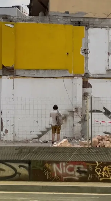 “banksy” cazado. www. es – street art: scene from the Art Is Trash video by Francisco de Pájaro