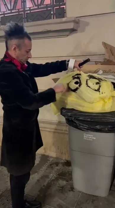 BCN NOCTURNA #arteurbano #franciscodepajaro #artist #art Bcn nocturna – street art: scene from the Art Is Trash video by Francisco de Pájaro