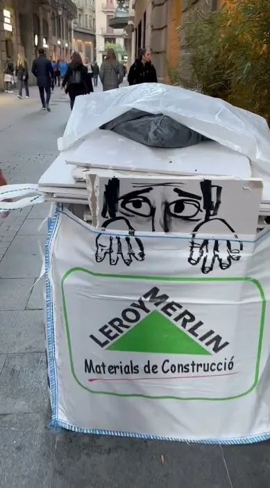 Bolsa es – street art: scene from the Art Is Trash video by Francisco de Pájaro