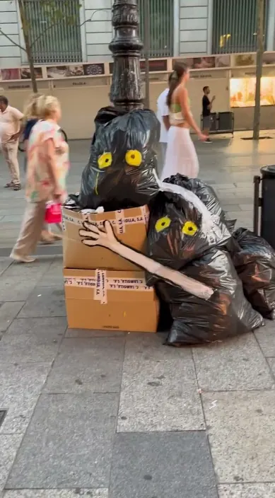 Rubbish-bag figures – street art by Art Is Trash Figures made of rubbish bags and cardboard on a street, Barcelona, Art Is Trash