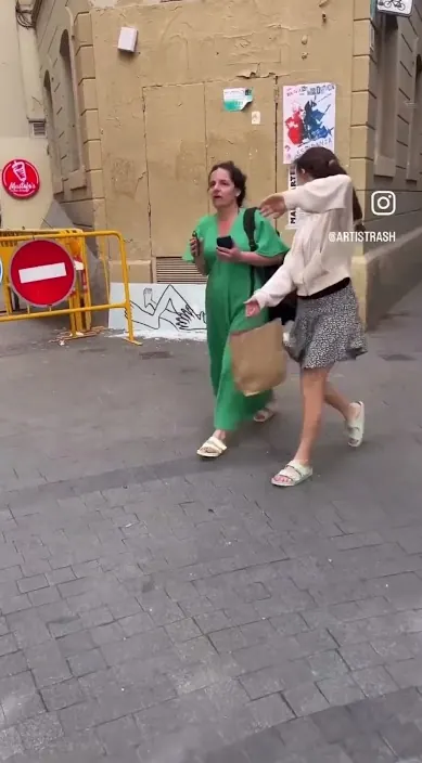 CON LO QUE HAY SIN MOVERLO #art #franciscodepajaro #arteurbano Con lo que hay sin moverlo – street art in Barcelona: scene from the Art Is Trash video by Francisco de Pájaro