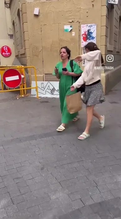 Con lo que hay sin moverlo – street art in Barcelona: scene from the Art Is Trash video by Francisco de Pájaro