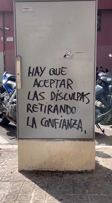Confiar – street art in Barcelona: scene from the Art Is Trash video by Francisco de Pájaro
