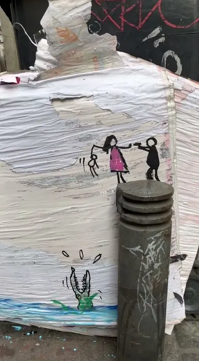 Conflicto de pareja. es – street art: scene from the Art Is Trash video by Francisco de Pájaro