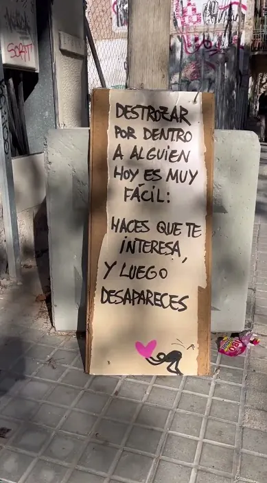 DESTRUIRTE POR DENTRO #arteurbano #trashart #franciscodepajaro #art #streetart #amor Destruirte por dentro – street art in Barcelona: scene from the Art Is Trash video by Francisco de Pájaro