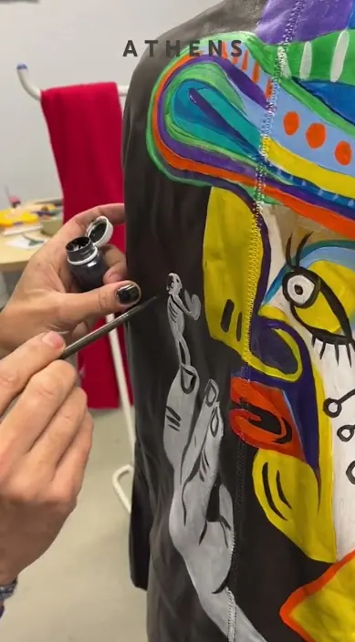 Diseñando chaquetas. www. es – street art in Barcelona: scene from the Art Is Trash video by Francisco de Pájaro