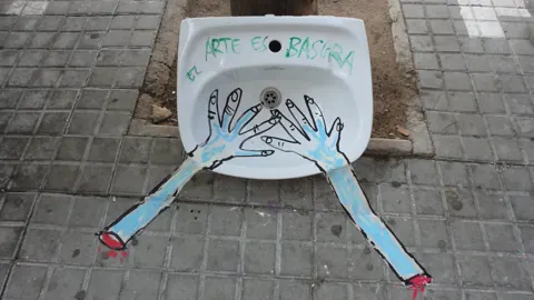 Documental – street art in Barcelona: scene from the Art Is Trash video by Francisco de Pájaro