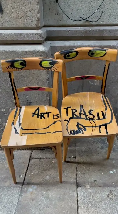Dos sillas – street art in Barcelona: scene from the Art Is Trash video by Francisco de Pájaro
