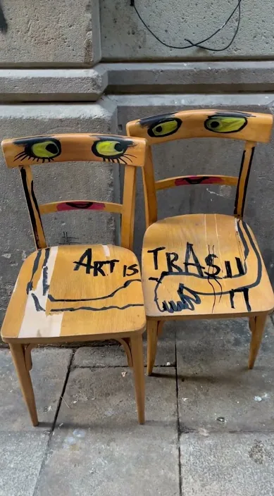 Dos sillas – street art in Barcelona: scene from the Art Is Trash video by Francisco de Pájaro