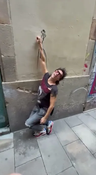 Duro como el acero. www. es – street art in Barcelona: scene from the Art Is Trash video by Francisco de Pájaro