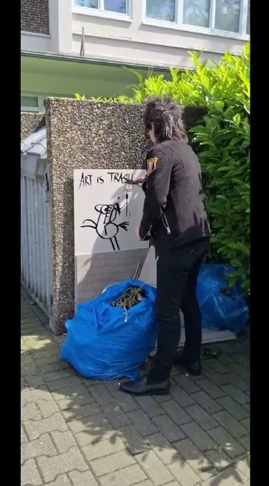 Düsseldorf – street art: scene from the Art Is Trash video by Francisco de Pájaro
