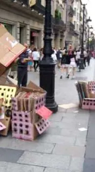 Art is Trash - Francisco de Pájaro - El Arte es Basura El Arte es Basura – street art in Barcelona: scene from the Art Is Trash video by Francisco de Pájaro