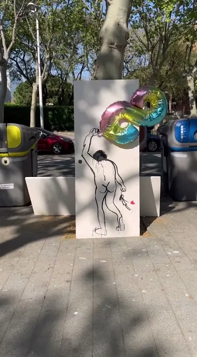 EL HOMBRE DEL GLOBO #art #franciscodepajaro #arteurbano El hombre del globo – street art in Barcelona: scene from the Art Is Trash video by Francisco de Pájaro