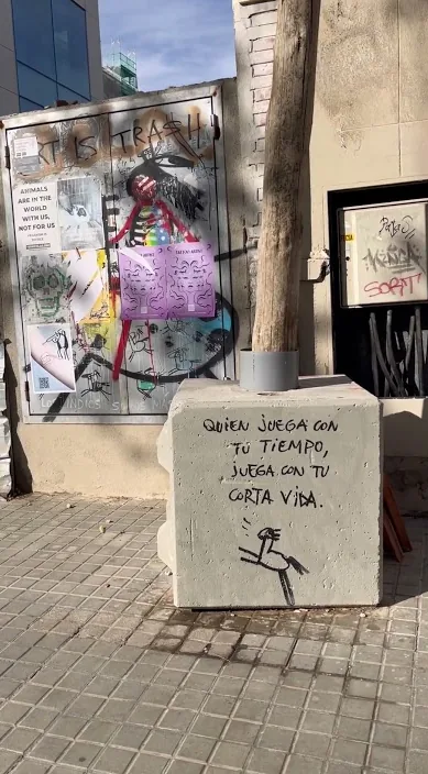 El tiempo es oro – street art in Barcelona: scene from the Art Is Trash video by Francisco de Pájaro