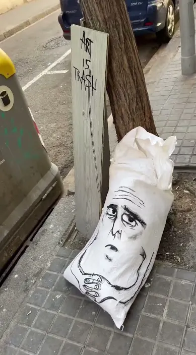 El tío del saco. es – street art: scene from the Art Is Trash video by Francisco de Pájaro