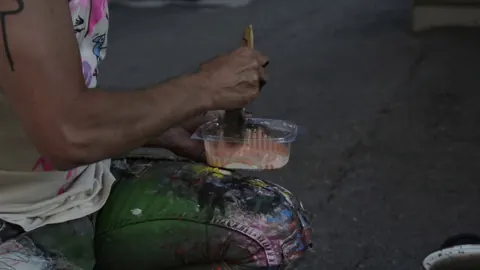 en Croacia – street art in Barcelona: scene from the Art Is Trash video by Francisco de Pájaro