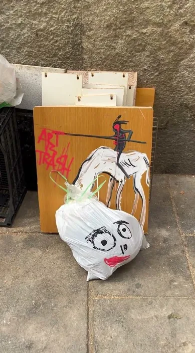 En la basura – street art in Barcelona: scene from the Art Is Trash video by Francisco de Pájaro