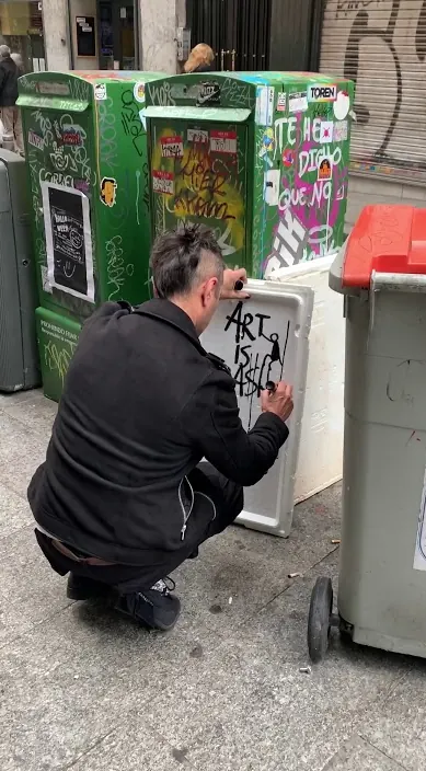 En las calles de Madrid – street art: scene from the Art Is Trash video by Francisco de Pájaro