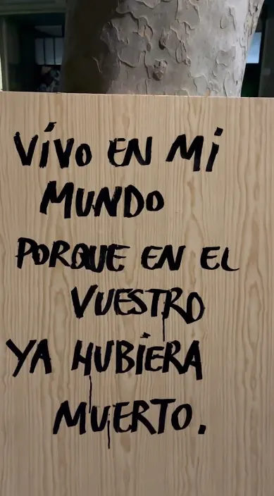En mi mundo – street art in Barcelona: scene from the Art Is Trash video by Francisco de Pájaro