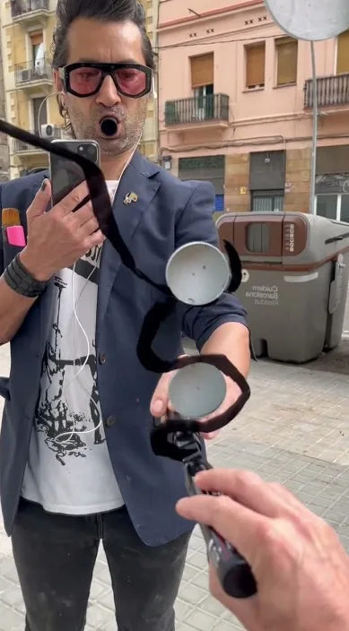 Espejo – street art in Barcelona: scene from the Art Is Trash video by Francisco de Pájaro