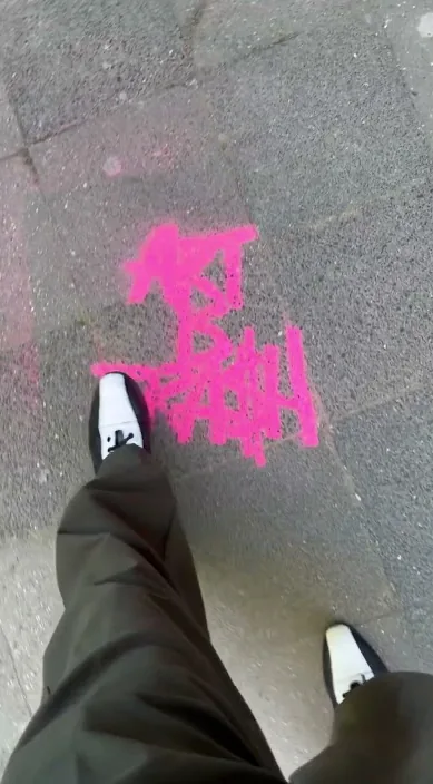 Exponiendo en düsseldorf – street art: scene from the Art Is Trash video by Francisco de Pájaro
