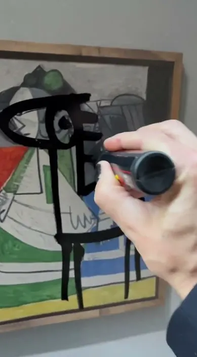 Exposición con picasso es – street art in Barcelona: scene from the Art Is Trash video by Francisco de Pájaro