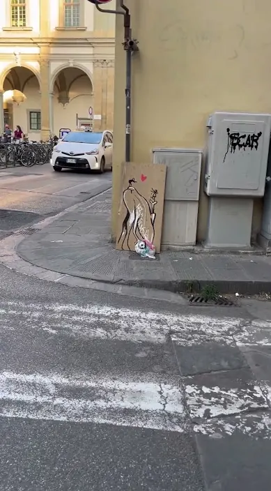 Florencia, italia – street art: scene from the Art Is Trash video by Francisco de Pájaro