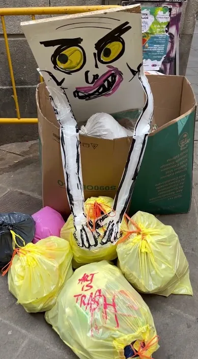 Gracias por el aplauso – street art in Barcelona: scene from the Art Is Trash video by Francisco de Pájaro