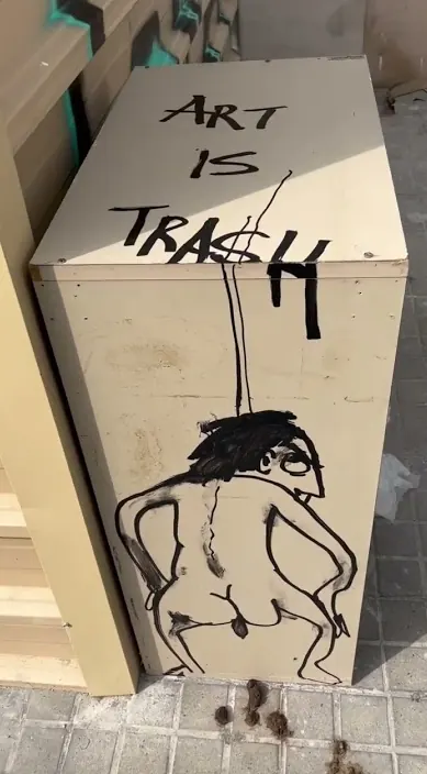 Hay mierda por todas partes – street art: scene from the Art Is Trash video by Francisco de Pájaro