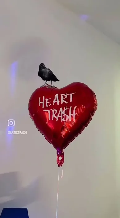 Heart trash düsseldorf – street art: scene from the Art Is Trash video by Francisco de Pájaro