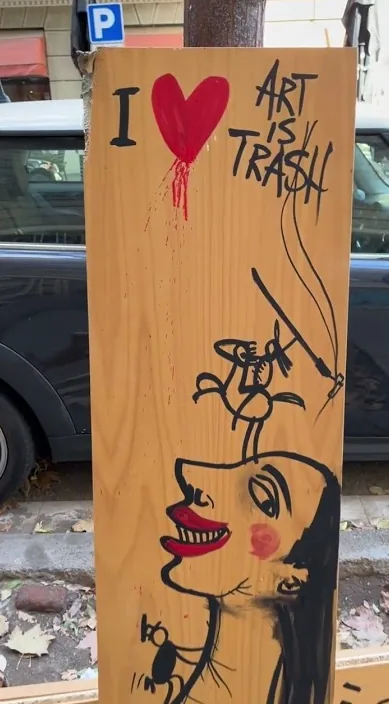 I love trash www. es – street art in Barcelona: scene from the Art Is Trash video by Francisco de Pájaro