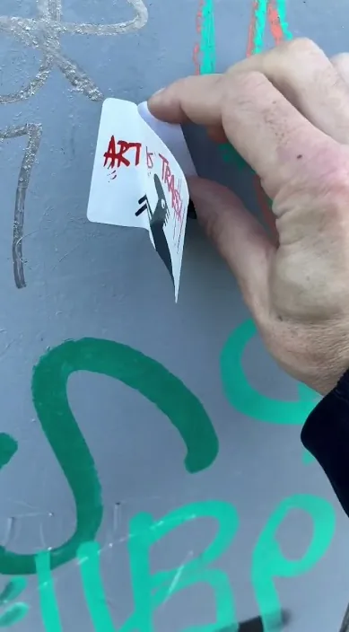 Kiss me. es – street art in Barcelona: scene from the Art Is Trash video by Francisco de Pájaro