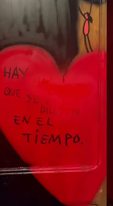 La amistad – street art in Barcelona: scene from the Art Is Trash video by Francisco de Pájaro