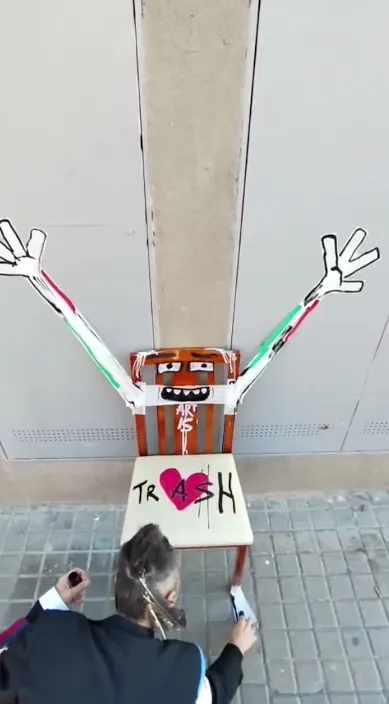 LA APRENDIZ DE LA BASURA #arteurbano #art #franciscodepajaro #trashart La aprendiz de la basura – street art in Barcelona: scene from the Art Is Trash video by Francisco de Pájaro