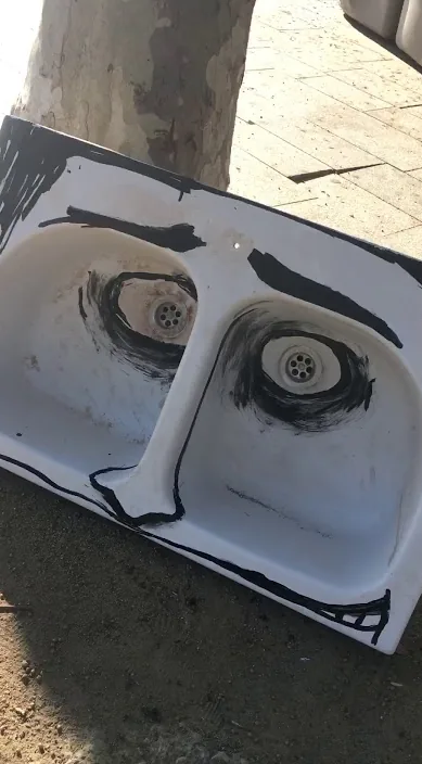 La Barceloneta – street art in Barcelona: scene from the Art Is Trash video by Francisco de Pájaro