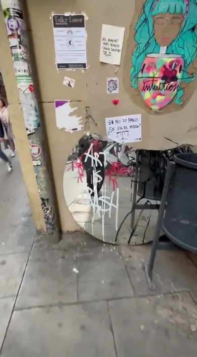 La heroína. es – street art: scene from the Art Is Trash video by Francisco de Pájaro