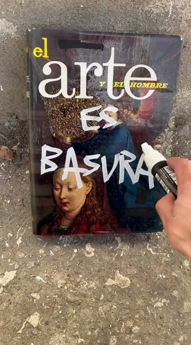 La sociedad. es – street art: scene from the Art Is Trash video by Francisco de Pájaro